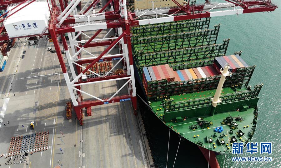 世界最大集装箱船首航青岛港
