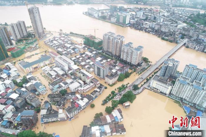 广西桂林强降雨多地民众被困 消防武警紧急救援