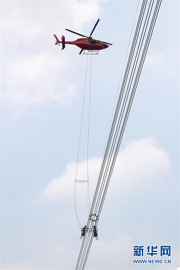 直升机“吊人”检修特高压线路在河北完成