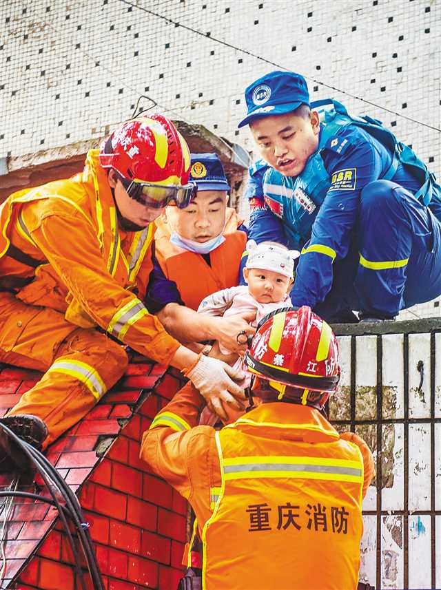 重庆9个区县遭遇暴雨袭击 救援人员迅速转移被困群众