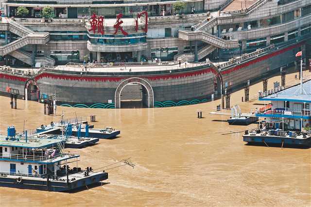 长江上游今年以来最大洪水过境主城