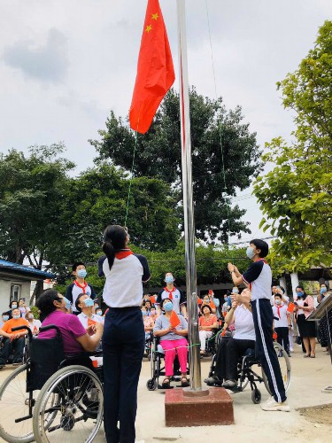 轮椅上的第一次升旗