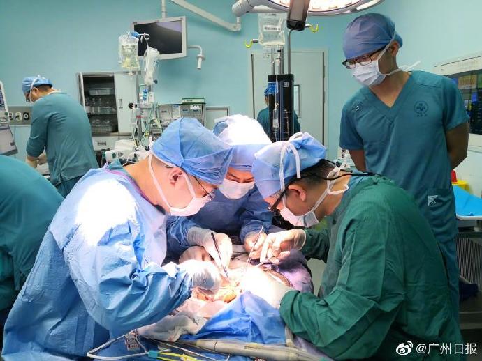 广东医生劈肝救两命：7岁女童和69岁老人同患肝癌同获救