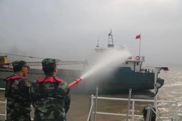 上海广东海警连续救起海上被困群众
