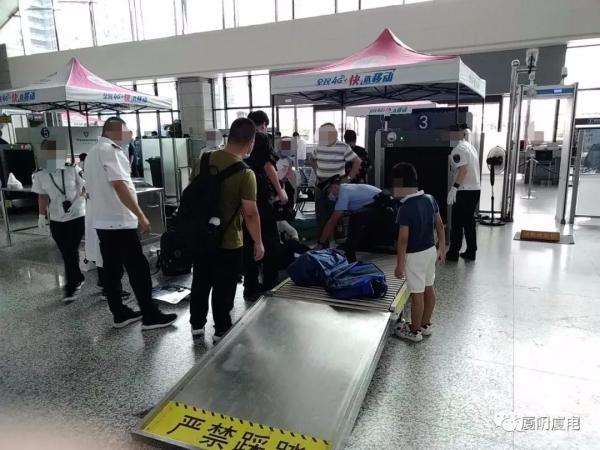 天呐！厦门火车站一女乘客踏上安检仪拿行李，小腿被卷入传送带…