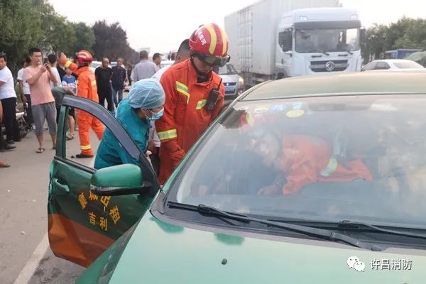 河南许昌：出租车内2人被困 许昌消防快速救援