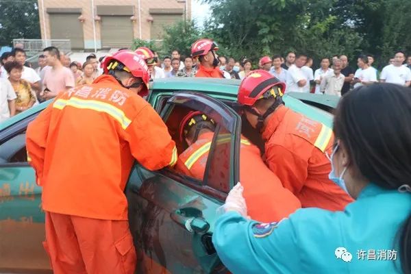 河南许昌：出租车内2人被困 许昌消防快速救援