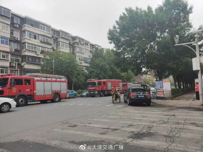 天津 一居民家中起火，当时家里还没人