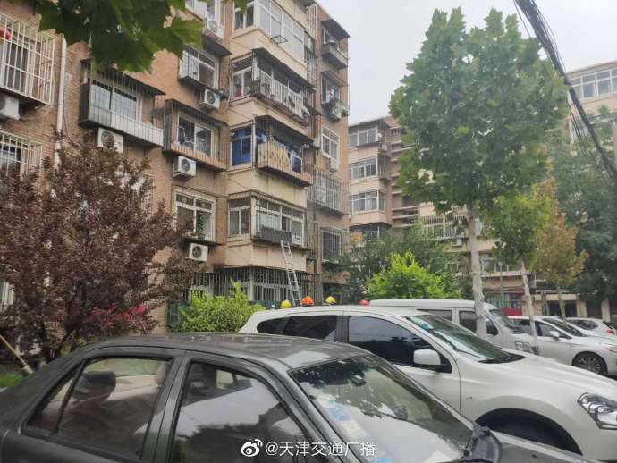 天津 一居民家中起火，当时家里还没人