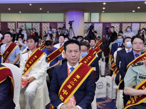 中国医师节颁奖大会在京召开 王行环教授作为获奖代表发言