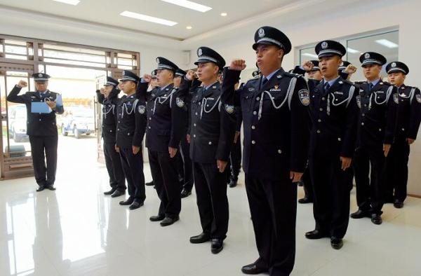 吉林长白山边境管理支队70余名转改招录民警正式授衔