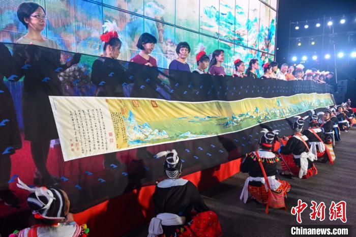 14米刺绣版《千里江山图》亮相广州“潮墟”