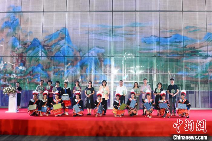 14米刺绣版《千里江山图》亮相广州“潮墟”