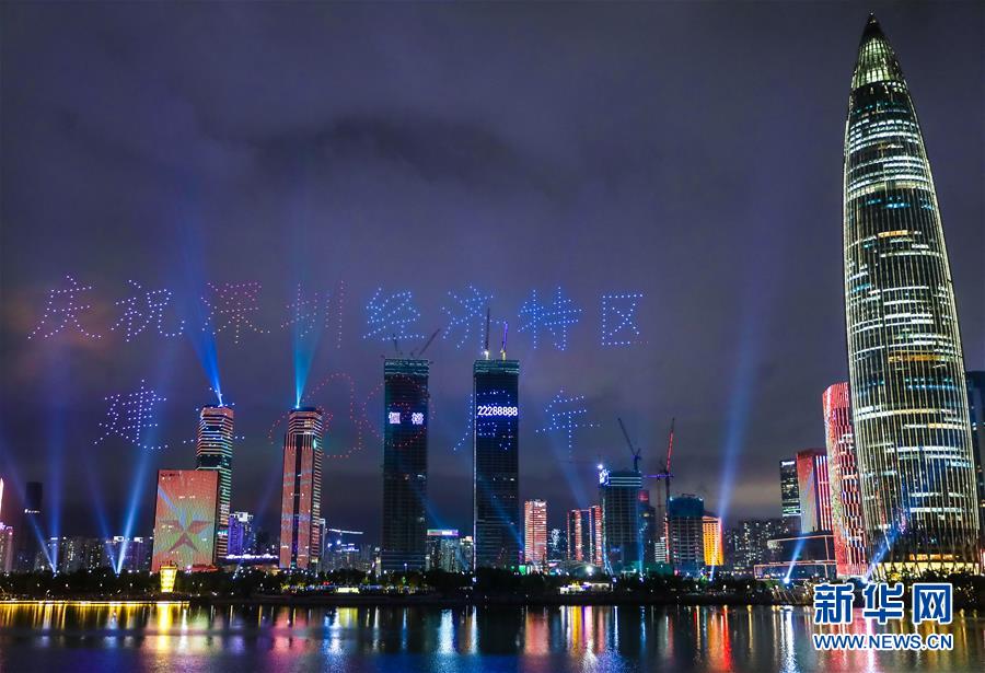 深圳湾畔上演无人机灯光秀