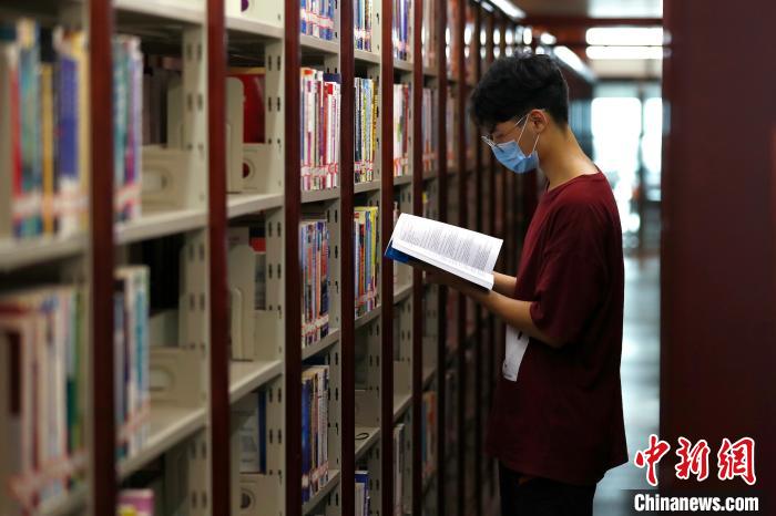 北京高校60余万名大学生陆续返京“线上+线下”智慧教学