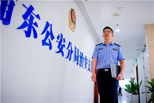 上海市公安局浦东分局治安支队副科长王昊君：“武将”变“文官” 上传下达为群众发声