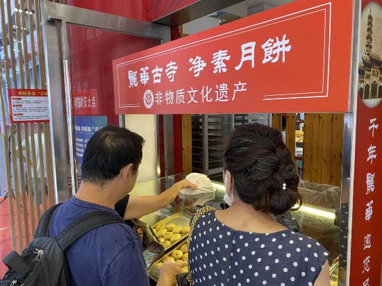鲜肉、苔菜、螺肉、榴莲……上海现烤月饼又开始排长队，等上3个小时值不值？