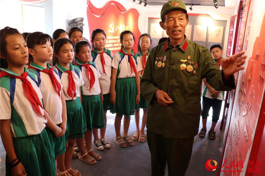 【图片直击】河北邯郸：抗战老兵给孩子们讲革命故事