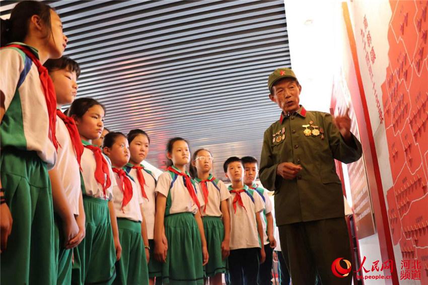 【图片直击】河北邯郸：抗战老兵给孩子们讲革命故事