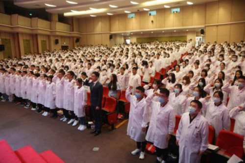跟随英雄脚步迈入医学殿堂 上海交大医学院举行特别的新生入学第一课