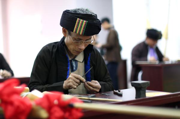 贵州丹寨：易地扶贫安置点 比拼手工秀技艺