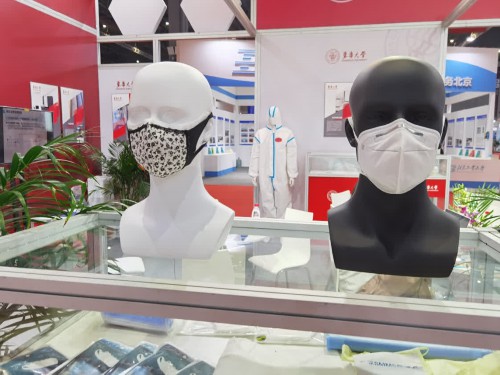可重复使用的连体防护服、人工智能消毒机器人……工博会上的这些“神器”来自上海高校