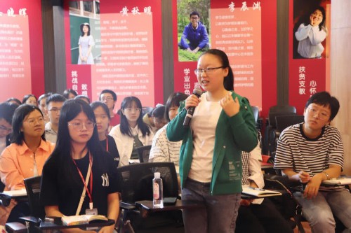 32位优秀中学校长与未来教师在华东师大对话