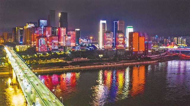 昨晚，“点亮山城” 央视直播重庆夜景灯饰亮灯