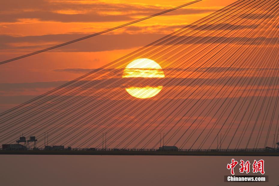 香港汀九桥落日吸引摄影爱好者打卡