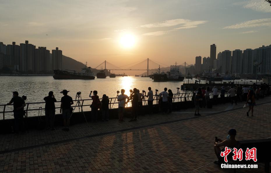 香港汀九桥落日吸引摄影爱好者打卡