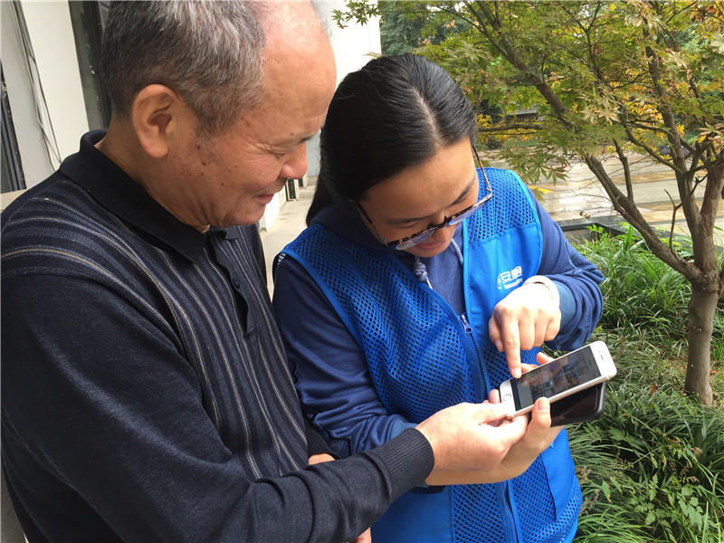 老有所“E”，阳澄湖镇澄苑第一社区手把手教老年人使用智能手机