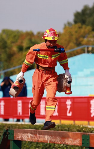 湖北：420名消防员练兵场上比武对抗
