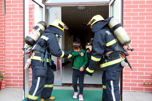 山东青岛：消防安全进校园