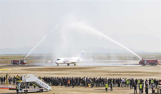 重庆江北机场迎来首架国产客机