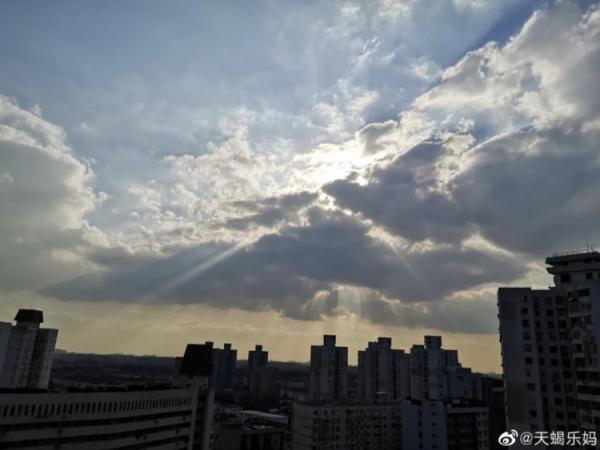 上海下周天气仿佛过山车：大回暖热到25℃，接着冷空气来“俯冲式降温”