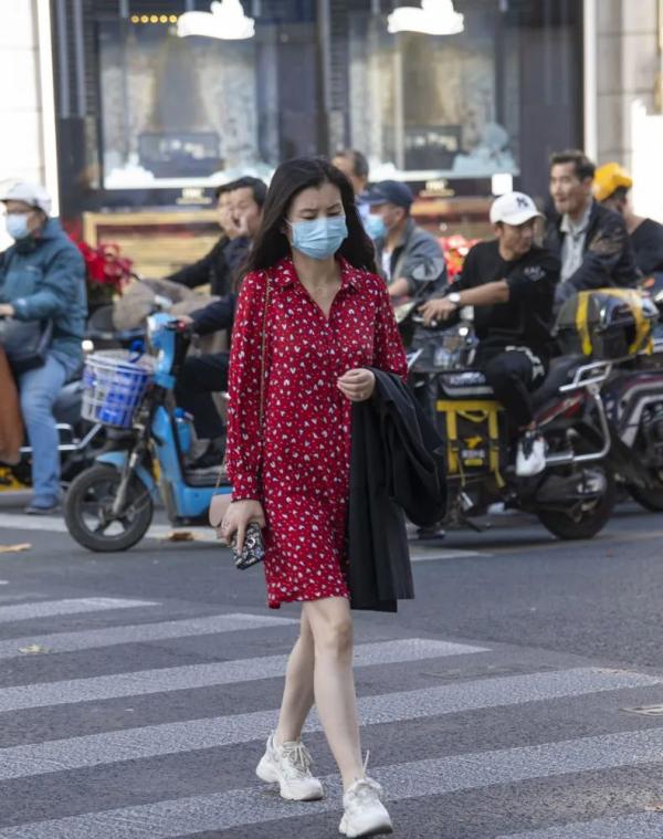 27℃，今天的上海人，穿着短袖见证历史！更刺激的在后面