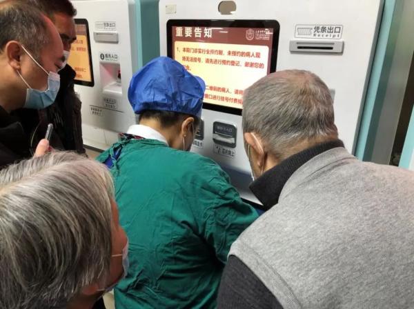 扫墓得网上预约，看病要自助操作……上海老人吐槽智能设备：这不是在为难我们吗？