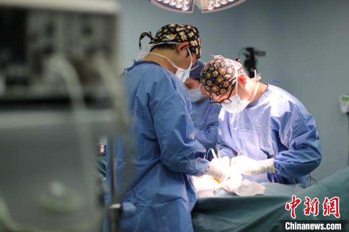 中国专家优化神经微创手术走出国门 圆更多脑瘫孩子“行走梦”