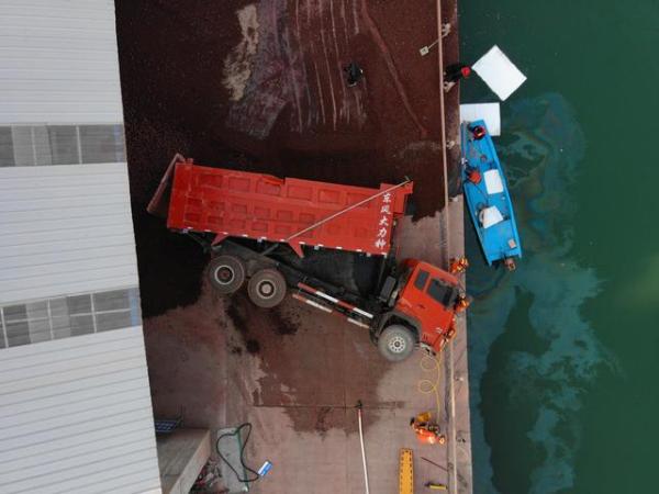 湖北巴东：货车侧翻长江边 司机被困消防紧急救援