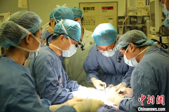 9岁去世男孩捐肝源 上海专家劈离式肝移植成功救治罕见病双胞胎