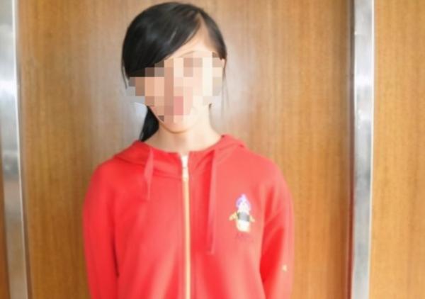 15岁女孩从哈尔滨上飞机到青岛见网友，刚下飞机就被拦下