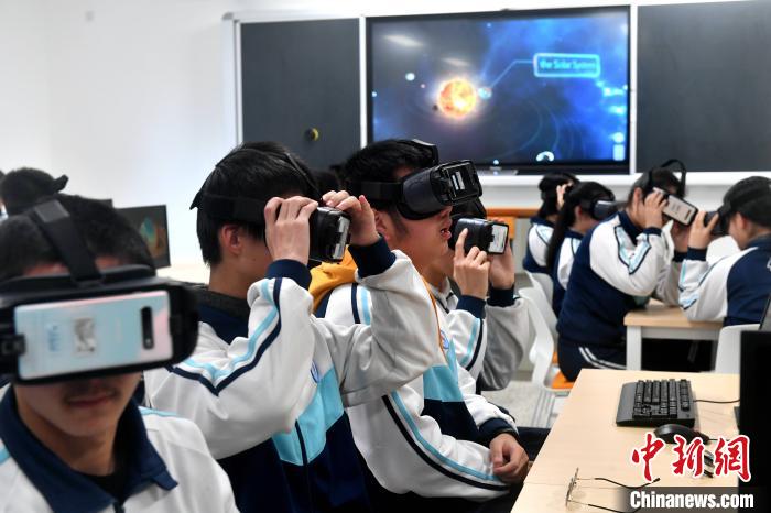 福建推智慧校园:学生戴“VR”眼镜畅游“星辰大海”