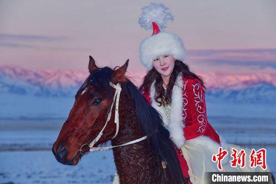 新疆女大学生雪地披红衣策马为家乡美景代言