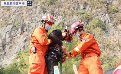 广西桂林一男子追蜂寻蜜被困山崖 消防紧急救援