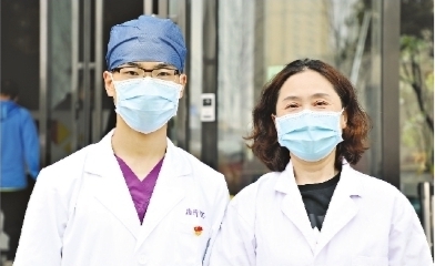 病人拉着上海援汉男护士的手不放