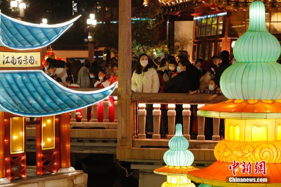 上海年味愈浓 游客在豫园赏灯游玩