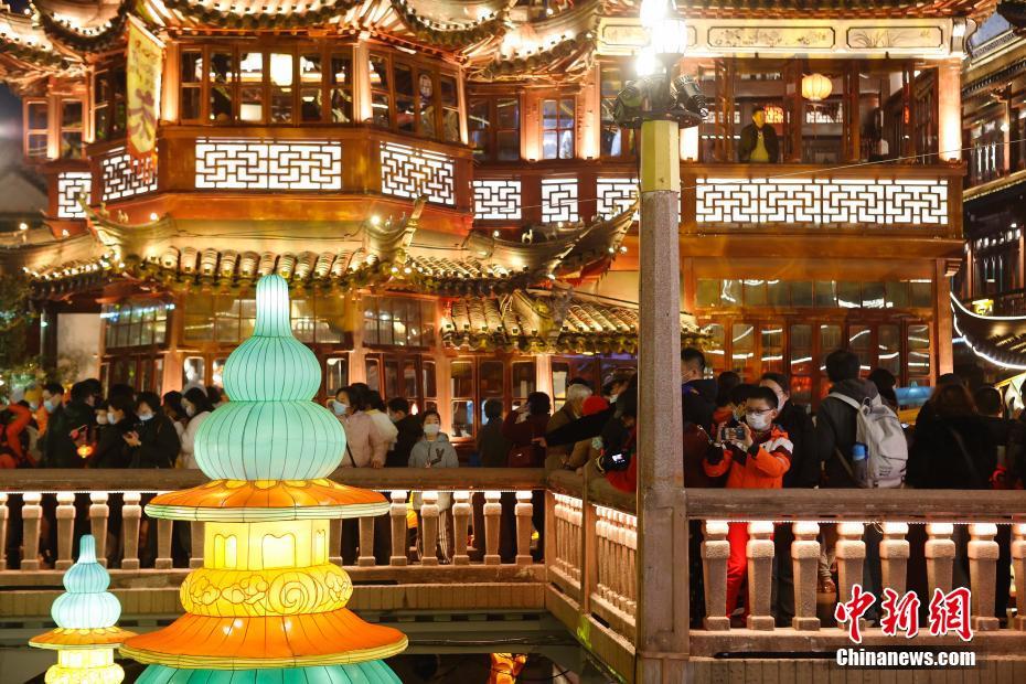 上海年味愈浓 游客在豫园赏灯游玩