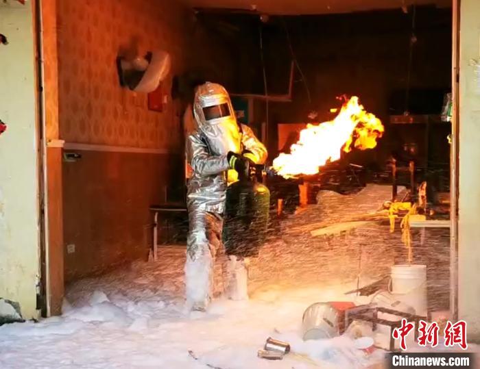 湖北咸宁：消防员火中徒手拎出三颗“定时炸弹”