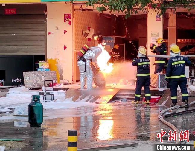 湖北咸宁：消防员火中徒手拎出三颗“定时炸弹”