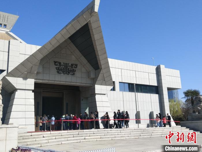 《唐宫夜宴》带“火”文物 游客争相打卡河南博物院